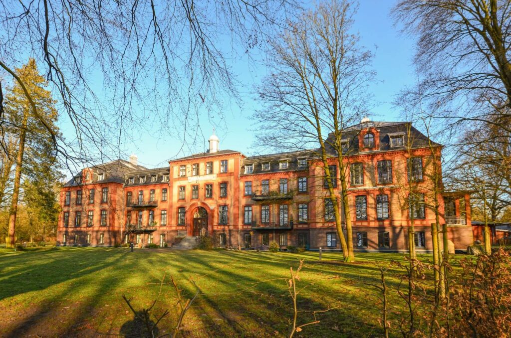 Exklusive 3-Zimmer-Wohnung in historischem Gebäude mit Garten und Terrasse!