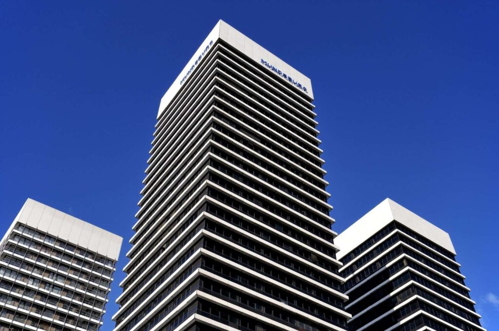City-Wohnung im 24. Stock des begehrten Mundsburg Tower mit Alsterblick!