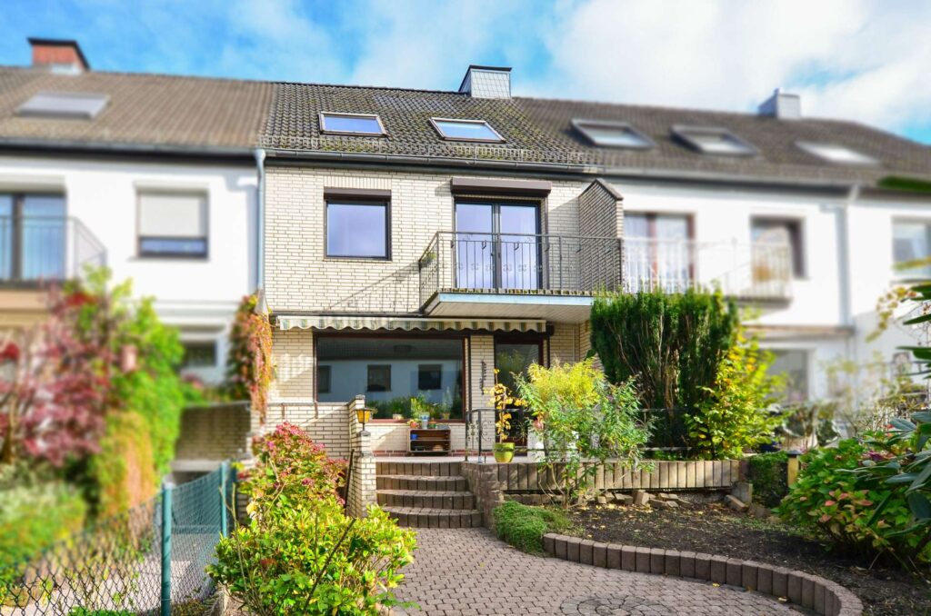 Teilmodernisiertes Reihenhaus mit viel Platzangebot in schöner Wohnlage!